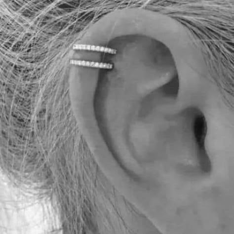 Classy Helix Piercing, Cute Cartlidge Piercing Ideas, Double Helix Piercings Ideas, Helix Piercing Cuff, Piercings Ear Helix Ideas, Double Hoop Cartilage Piercing, Double Helix Ear Piercing, Upper Helix Piercing Studs, Types Of Helix Piercings