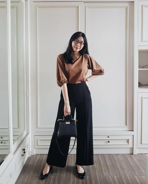 Ootd Interview Kerja, Outfit Kantor, Style Kulot, Intern Outfit, Jeans And T Shirt Outfit, Classic Outfits For Women, Office Casual Outfit, Pants Women Fashion, Office Outfits Women