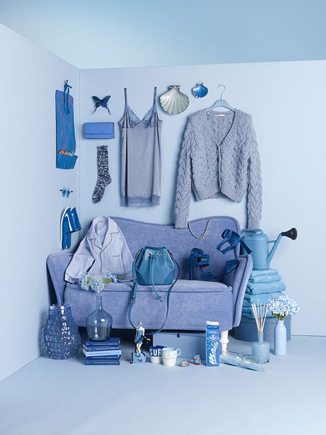 These 6 examples of trending Tone-On-Tone styling add to previous articles where we already featured this fascinating way of color styling & photography. Japan Vogue, Japan Gifts, Japan Photography, Vogue Japan, Feeling Blue, Blue Tones, Visual Merchandising, Blue Aesthetic, One Color