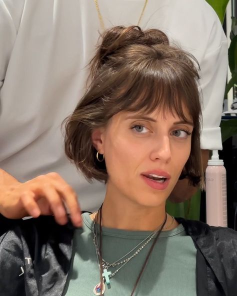 Getting my dream bob | Now I need a bob... 😯💇🏽‍♀️ | By Tyla | Facebook Short Bob And Fringe, Micro Bob With Curtain Bangs, Dark Blonde Bob With Bangs, Cowgirl Bob Hair, Bob With Curtain Fringe, Brown Bob With Bangs, Bottleneck Bob, Cowgirl Bob, 60s Bob