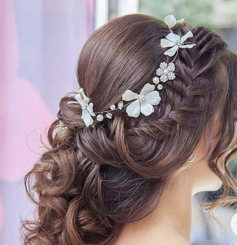 This elegant wedding hairstyle is a dreamy choice for the bride-to-be looking for romantic elegance. Pin that dreamy hairdo in your wedding board. Jora Hairstyle, Short Hair Updo Tutorial, Bridal Hairdo, Long Hair Models, Beautiful Haircuts, Quinceanera Hairstyles, Bridal Hair Inspiration, Bridal Hair Updo, Elegant Wedding Hair