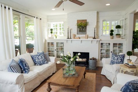 Joanna Gaines Living Room, Bungalow Living Room, Fixer Upper Living Room, Country Living Room Design, French Country Decorating Living Room, Best Living Room Design, French Country Living, Farmhouse Style Living Room, Sala Grande