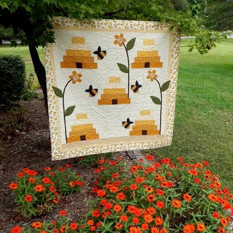 PDF What's All the Buzz Bee Instant Digital Download Quilt Pattern - Etsy Bee Quilt Pattern, Bee Quilt, Mini Patchwork, Sunflower Quilts, Buzz Bee, Small Wall Hangings, Barn Quilt Patterns, Digital Patterns, Summer Quilts