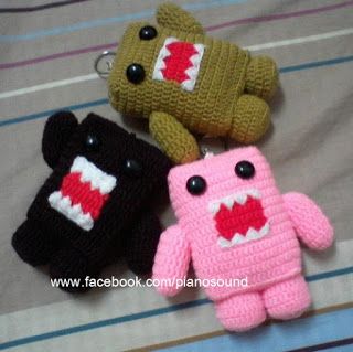 Domo Kun Doll - Free English Pattern here: http://amigurumipianosound.blogspot.com.es/2016/02/free-amigurumi-crochet-domo-pattern.html Roblox Crochet Pattern Free, Easy Crochet Stuffies, Fnaf Crochet Pattern Free, Crochet Keychain Pattern Free, Butterfly Step By Step, Small Crochet Gifts, Butterfly Tutorial, Keychain Pattern, Crochet Hack