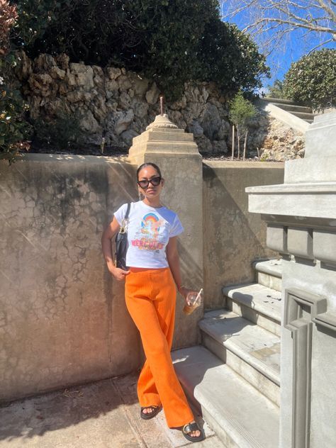 Orange Pants Outfit Summer, Orange Trousers Outfit, Printed Trousers Outfit, Orange Pants Outfit, Linen Pants Beach, Aufits Aesthetic, Colored Pants Outfits, Niall Horan The Show, Trip Fashion