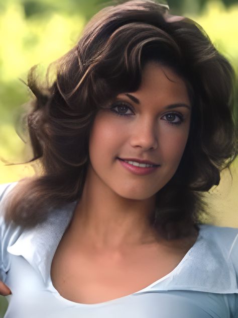 Model Whispers, Barbi Benton, Classic Actors, Pin Up Model, Becoming A Model, Modeling Career, Hard Work And Dedication, Natural Curves, World Of Fashion