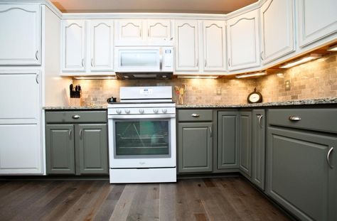 20 Shining Examples of the Two-Toned Kitchen Cabinet Trend Kitchen Cabinets Color Combination, Cabinet Trends, Kitchen Cabinets Pictures, Two Tone Kitchen Cabinets, Kitchen Cabinet Trends, Two Tone Kitchen, Beautiful Kitchen Designs, Kitchen Cabinets Decor, Wood Kitchen Cabinets