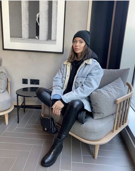 Denim Borg Jacket Outfit, Winter Outfit Jean Jacket, Denim Winter Jacket Outfit, Fur Lined Denim Jacket Outfit, Denim Shearling Jacket Outfit, Jean Jacket Fur Collar Outfit, Fuzzy Denim Jacket Outfit, Shearling Denim Jacket Outfit, Jean Sherpa Jacket Outfit Women