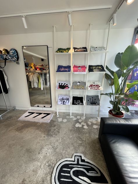 #london #camden #camdentown #streetwear #stussy #shopping Visual Merchandising Aesthetic, Warehouse Decor Ideas, Stussy Interior, Streetwear Store Interior, Clothing Brand Studio, Showroom Clothing, Stussy London, Small Clothing Store Interior, Stussy Store