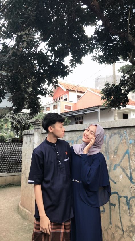 Ootd Lebaran Couple, Couple Lebaran, Sama Ayang, Muslim Wedding Gown, Dress Kebaya, Boyfriend Photos, Muslim Fashion Dress, Model Poses Photography