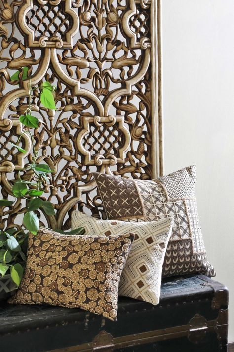 Sarita Handa, Animals With Horns, India Crafts, Hand Crafted Furniture, Vintage Country, Night Aesthetic, Shoot Ideas, Architectural Digest, Art And Design