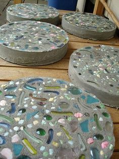 River Rock Stepping Stones, Rock Stepping Stones, Rock Steps, Stepping Stone Molds, Stepping Stones Diy, Mosaic Stepping Stones, Garden Stepping Stones, Garden Steps, River Rocks