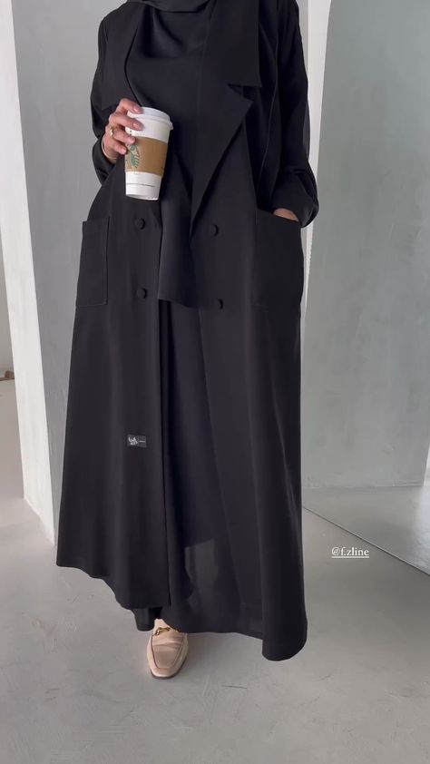 Black Hijab Outfit, Black Abaya Designs, Modest Outfits Muslim, Abaya Outfit, Stylish Outfits Casual, Colour Combinations Fashion, Hijabi Fashion Casual, Fashion Top Outfits, Mode Abaya