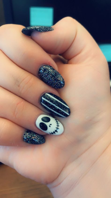 Uñas Jack Skellington, Jack Skellington Nails, Paws And Claws, Purple Nails, Jack Skellington, Halloween Nails, Acrylic Nails, Nail Art, Halloween