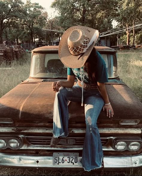 Outdoor Farm Photoshoot Ideas, Western Instagram Pictures, 70s Western Aesthetic, Rodeo Photoshoot, Cowgirl Senior Pictures, Western Photoshoot Ideas, Country Girl Style Outfits, Western Photo Shoots, Cowgirl Photography