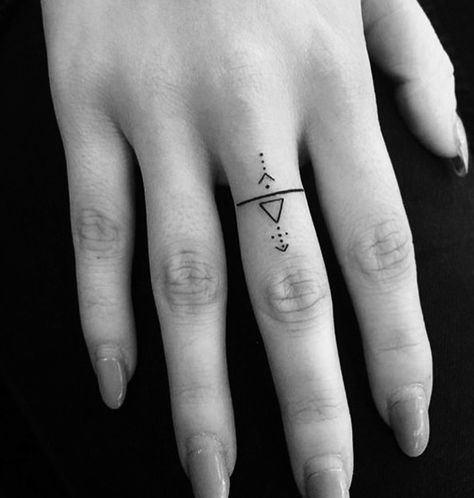 Compass Finger Tattoo, Line Finger Tattoo, Fine Line Finger Tattoo, Tattoo On Finger, Finger Tattoo Designs, Cute Little Tattoos, Finger Tattoo, Henna Tattoos, Tattoos Designs