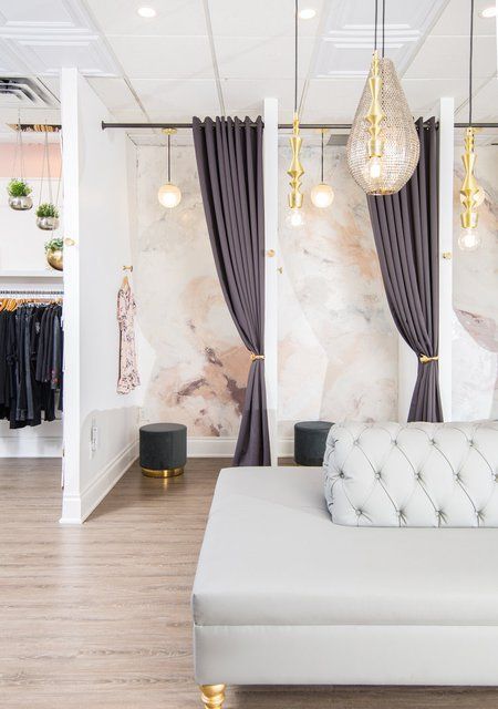 Store Dressing Room Design, Dressing Rooms Boutique, Dressing Room Design Retail, Botique Interiors Ideas Luxury, Boutique Sitting Area Ideas, Small Dress Shop Interior Design, Womens Retail Store Design, Fashion Show Room Interior Design, Cute Botique Interiors