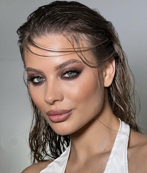 Wet Makeup Look, Dark Hair Inspiration, Ashy Brown, The Wet Look, Light Brown Highlights, Smoked Eyes, Wet Lips, Photoshoot Studio, Hair Dark