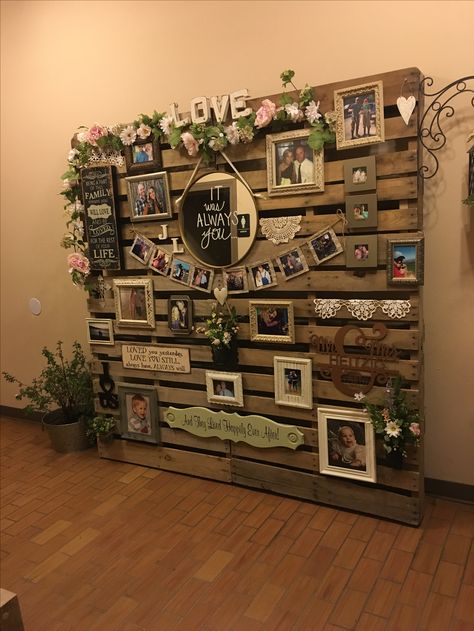 Memory Pallet For Wedding, Rustic 25th Anniversary Party Ideas, Pallet Diy Wedding, Diy Pallet Projects Wedding, Rustic Wedding Wall Decor, Wedding Picture Wall Display Receptions, Wedding Decor With Pallets, Pallet Wall For Wedding, Pallet Projects For Wedding