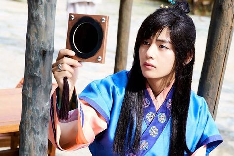 KBS Drama posted still photos of  Hwarang Ep. 3 with Kim Taehyung (#BTS V) as Hansung on their blog. V Hwarang, Hwarang Taehyung, Top Korean Dramas, V Smile, Kbs Drama, V Bts Wallpaper, Bts Kim, Cnblue, Boy Band