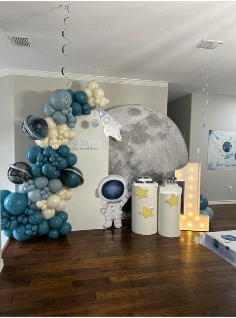 Space Party Balloons, 1st Birthday Party Space Theme, Astronaut Birthday Party Decorations, Astronaut Baby Shower Ideas, Moon Balloon Garland, Space Centerpiece Ideas, Astronaut Backdrop, Travel Theme Birthday Party, Astronaut Theme Birthday Party