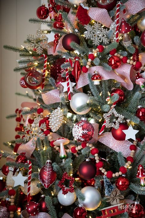 Red And White Christmas Tree, Christmas Tree Inspo, Christmas Tree Decorating Themes, Flocked Christmas Trees Decorated, Red And White Christmas, Minimalist Christmas Tree, Pencil Christmas Tree, Unique Christmas Trees, Christmas Tree Inspiration