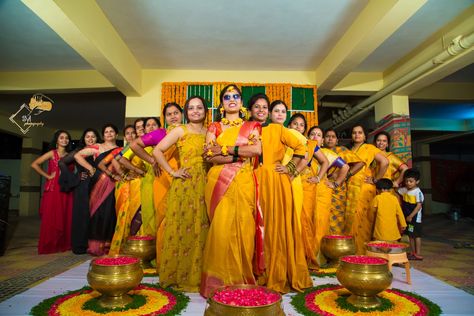 Haldi Haldhi Stills Bride Groom, Indian Wedding Family Photos Group Shots, Girl Haldi Ceremony, Haldi Stills For Groom, Haldi Group Poses, Haldi Girls Shoot, Haldi Poses For Bride With Friends, Haldi Group Photos, Haldi Shoot Poses