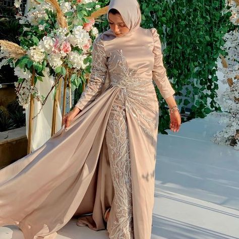 NERMIINWAEL (@nermiinwael) • Instagram photos and videos Soirée Dresses, Hijab Soiree, Soiree Outfit, Dresses For Parties, Simple Bridesmaid Dresses, Mode Turban, Soiree Dress, Floral Dress Casual, Evening Dresses With Sleeves