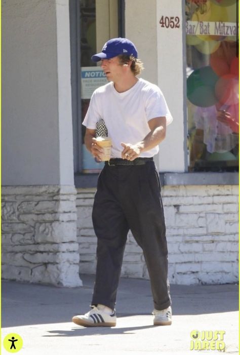 Mens Celebrity Street Style, Socal Outfit Aesthetic, Jeremy Allen White Street Style, Jeremy Allen White Style, Short Guy Outfits, Celebrity Style Men, Fisherman Style, 90s Fashion Men, Allen White