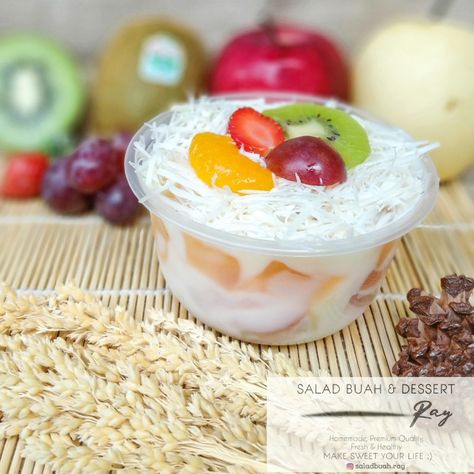 Salad Jelly Cup, Salad Buah Cup Kecil, Salad Buah Photography, Label Minuman, Desert Box, Jelly Desserts, Jelly Cups, Food Platters, Food Plating