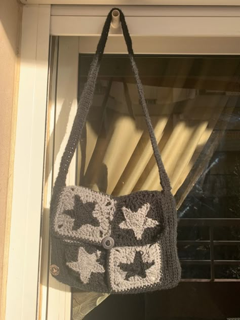 Star messenger bag crochet Messager Bags Crochet, Crochet Star Bag Y2k, Crochet Bag With Stars, Star Messager Bag Crochet, Star Messenger Bag Crochet Pattern, Star Crochet Projects, Star Bags Crochet, Knitted Messenger Bag, Messenger Bag Patterns Crochet