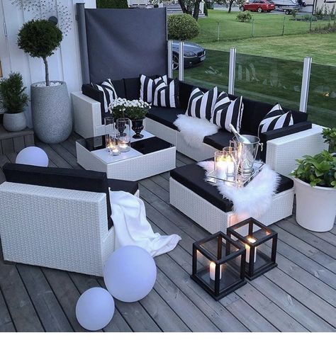 Black Outdoor Furniture Wicker, Nautical Patio Decorating Ideas, Rooftop Patio Ideas, Rooftop Party Ideas, Nautical Patio, House Color Schemes Interior, Bbq Cocktails, Nautical Outdoor Decor, Bbq Drinks