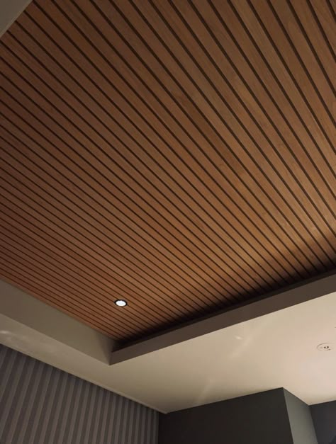 Celling Design Car Porch, Wooden Panels Ceiling, Pvc Bathroom Ceiling, Roof Pvc Design, Louvers Ceiling Design, Wooden Ceilings Ideas, Pvc Ceiling Design Office, Pbc Design Room, Wooden Pvc Ceiling Design