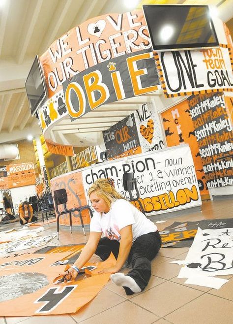 Homecoming Banners High School, High School Locker Room Decorations, Asb Poster Ideas High Schools, School Spirit Banners, High School Posters Spirit, School Spirit Decorations, High School Rally, School Spirit Signs, School Spirit Ideas Pep Rally