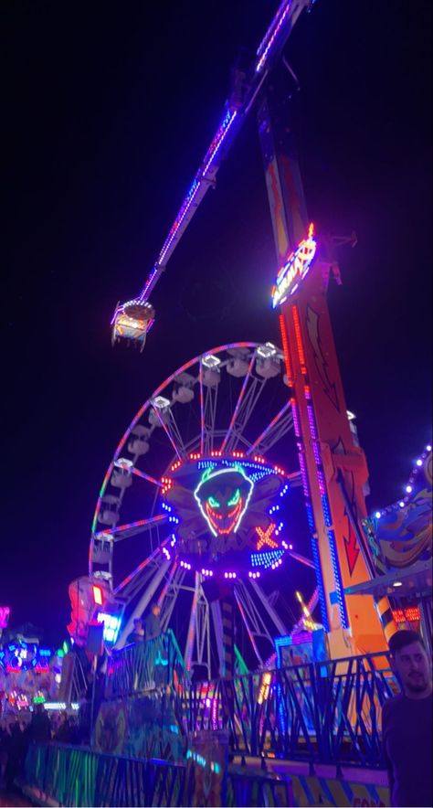 Luna Park, Carnival Aesthetic Night, Funfair Aesthetic Night, Dark Amusement Park Aesthetic, Hull Fair, Amusement Park At Night, Amusement Park At Night Aesthetic, Fair Rides At Night, Thorpe Park