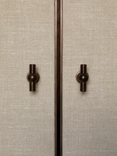 Private Residence – Brady Williams Elegance Bedroom, Bronze Handles, Joinery Design, Wardrobe Door Designs, Joinery Details, Door Detail, Furniture Handles, Wardrobe Doors, Dining Table Design