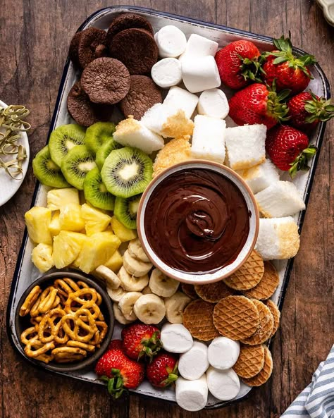 Chocolate Dipping Board, Chocolate Fondue Aesthetic, Fruit Fondue Ideas, Meat Fondue Recipes, Chocolate Fondue Ideas, Chocolate Fondue Board, Chocolate Fondue Dippers, Fondue Board, Desayuno Aesthetic