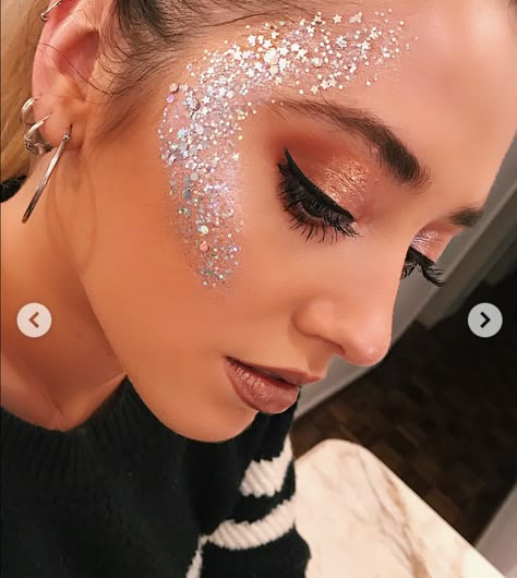 Glitter Make Up Festival Ideas, Silver Face Glitter, Glitter Face Makeup Festival, Face Glitter Ideas Festival, Rave Makeup Glitter, Glitter Cheeks, Face Glitter Ideas, Sparkles Makeup, Glitter Makeup Festival