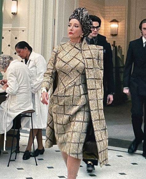 Baroness Outfit Cruella, Emma Thompson Cruella Outfits, The Baroness Cruella, Baroness Cruella, Baroness Von Hellman, Action Outfits, Cruella Movie, Vintage Glam Fashion, Cruella 2021