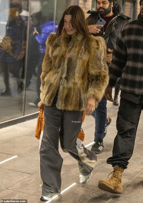 Justin Bieber wears an oversized red coat with wife Hailey in a fur jacket as they join Tate McRae and Kid LAROI after the NHL All-Star game in Toronto | Daily Mail Online Peaches Singer, Hailey Baldwin Outfits, Weekend In Toronto, Hailey Bieber Street Style, Hailey Bieber Outfits, Fur Coat Outfit, Kid Laroi, Hailey Bieber Style, Hailey Baldwin Style