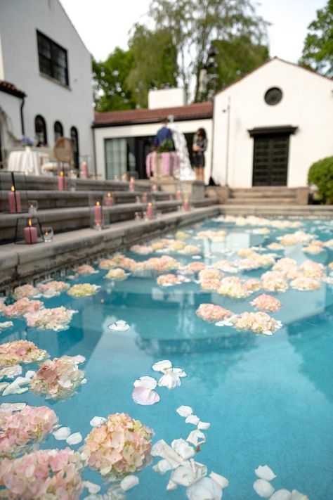 Flowers Floating In Pool, Floating Flowers In Pool, Bridgerton Tv Show, Floating Pool Flowers, Floating Pool Candles, Pool Wedding Decorations, Garden Engagement Party, Pastel Candles, Pool Candles