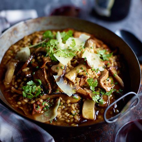 Barley Risotto with Garlicky Mushrooms | This hearty, healthy mushroom risotto, from Top Chef Masters star Naomi Pomeroy cleverly uses barley instead of traditional rice. Barley Risotto, Vegetarian Thanksgiving, Mushroom Risotto, Grain Foods, It Goes On, Mushroom Recipes, Rice Dishes, Vegetarian Dishes, A Bowl