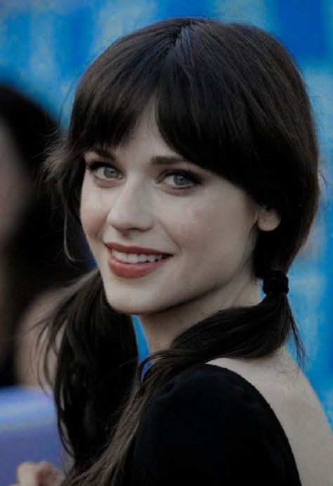 Zooey Deschanel Curtain Bangs, Zoe Deschanel 500 Days Of Summer, Zooey Deschanel No Bangs, Zoey Deschanel 2000s, Zoey Deschanel Make Up, Zooey Deschanel Without Bangs, Zooey Deschanel 2000s, Zooey Deschanel Blonde, Zoey Deschanel Twee