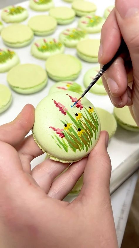 Cute Macaron Designs, Hand Painted Macarons, Macaron Decoration Ideas, Macarons Painting, Paint Macarons, Macaroon Designs, Creative Macarons, Macarons Decoration, Macaron Painting