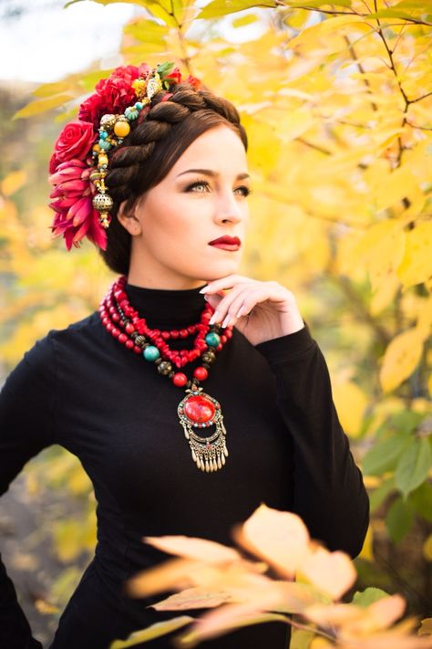 Ukrainian girl Cultural Mexican Outfit, Traditional Mexican Hairstyles For Women, Mexican Dress Photoshoot, Folklorico Headpiece, Mexican Floral Headpiece, Mexican Fancy Dress, Outfit Mexicano, Mexican Hairstyles, Ukrainian Girl