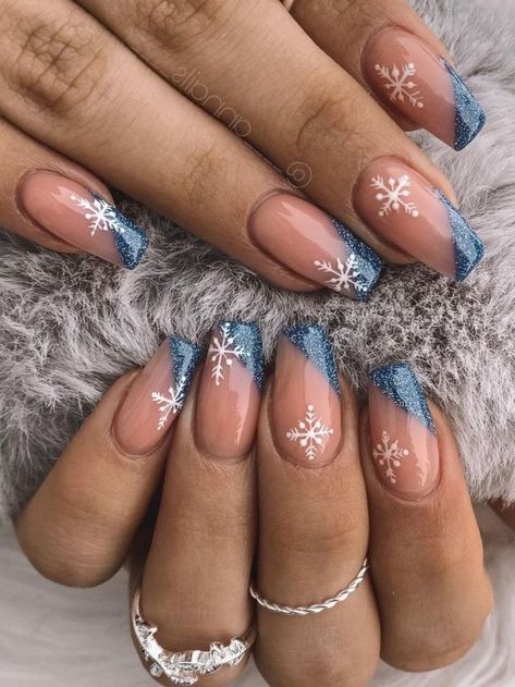 blue glitter side tips with snowflakes Blue Christmas Nails, Nail Art Noel, Nail Art Idea, Ombre Nails Glitter, Plaid Nails, Winter Nails Acrylic, Christmas Gel Nails, Nail Colour, Snowflake Nails