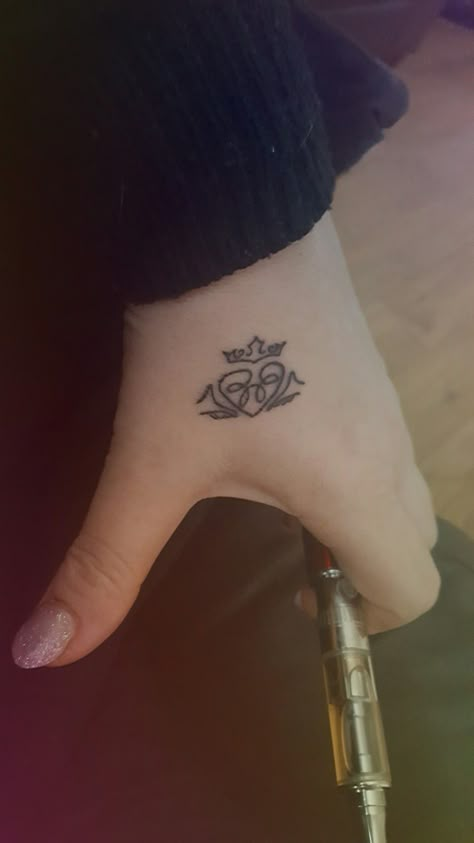 Small Claddagh Tattoo, Cladaggah Tattoo, Claughdaugh Ring Tattoo, Claddagh Ring Aesthetic, Claddagh Tattoo Women, Ireland Tattoo Ideas, Claddagh Ring Tattoo, Irish Claddagh Tattoo, Anklet Tattoo