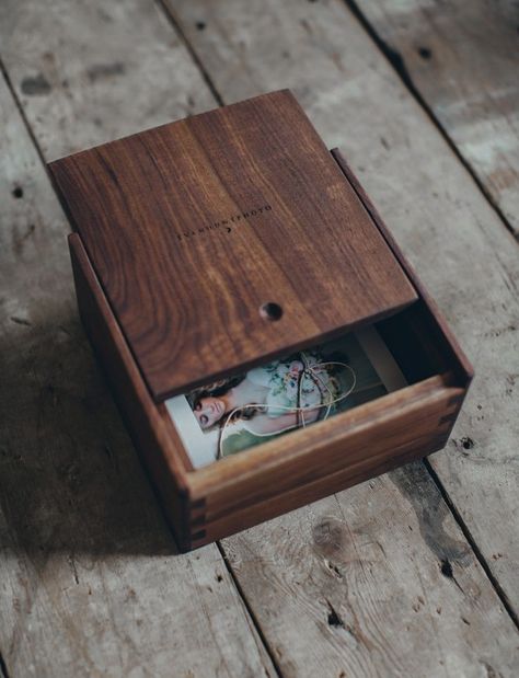 Wooden Photo Box, Wooden Box Diy, Learn Woodworking, Foto Tips, Diy Holz, Photography Packaging, Wooden Projects, Diy Box, Wood Box