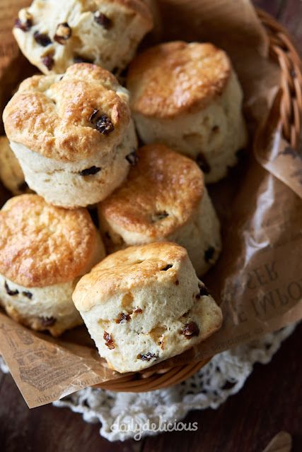 dailydelicious: Raisin Scones Raisin Scones Recipe Easy, Tea Biscuits Recipes, Raisin Tea Biscuit Recipe, Lard Biscuits Recipes, Raisin Tea Biscuits, Raisin Tea Buns, Raisin Scones Recipe, British Scones Recipe, Raisin Biscuits Recipe