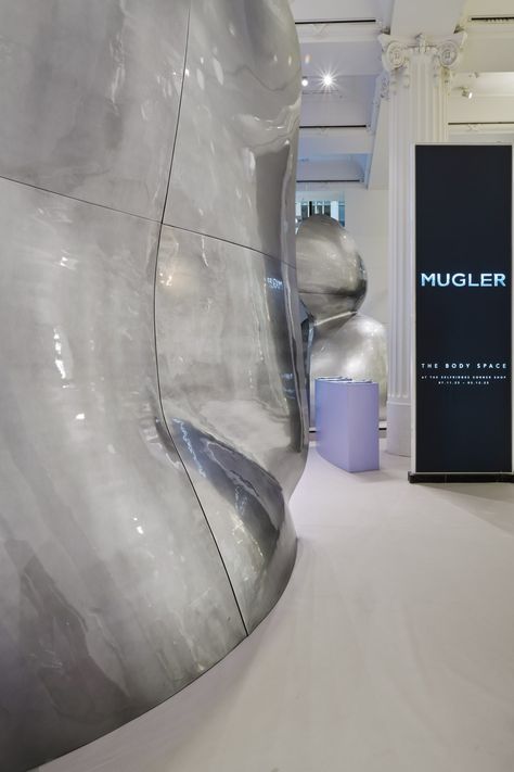 Random Studio creates "fragments of a woman's body" for Mugler pop-up Pool Changing Room, Mugler Perfume, Selfridges London, Retail Experience, Changing Room, Retail Design Blog, Retail Interior, Retro Futuristic, Brand Experience